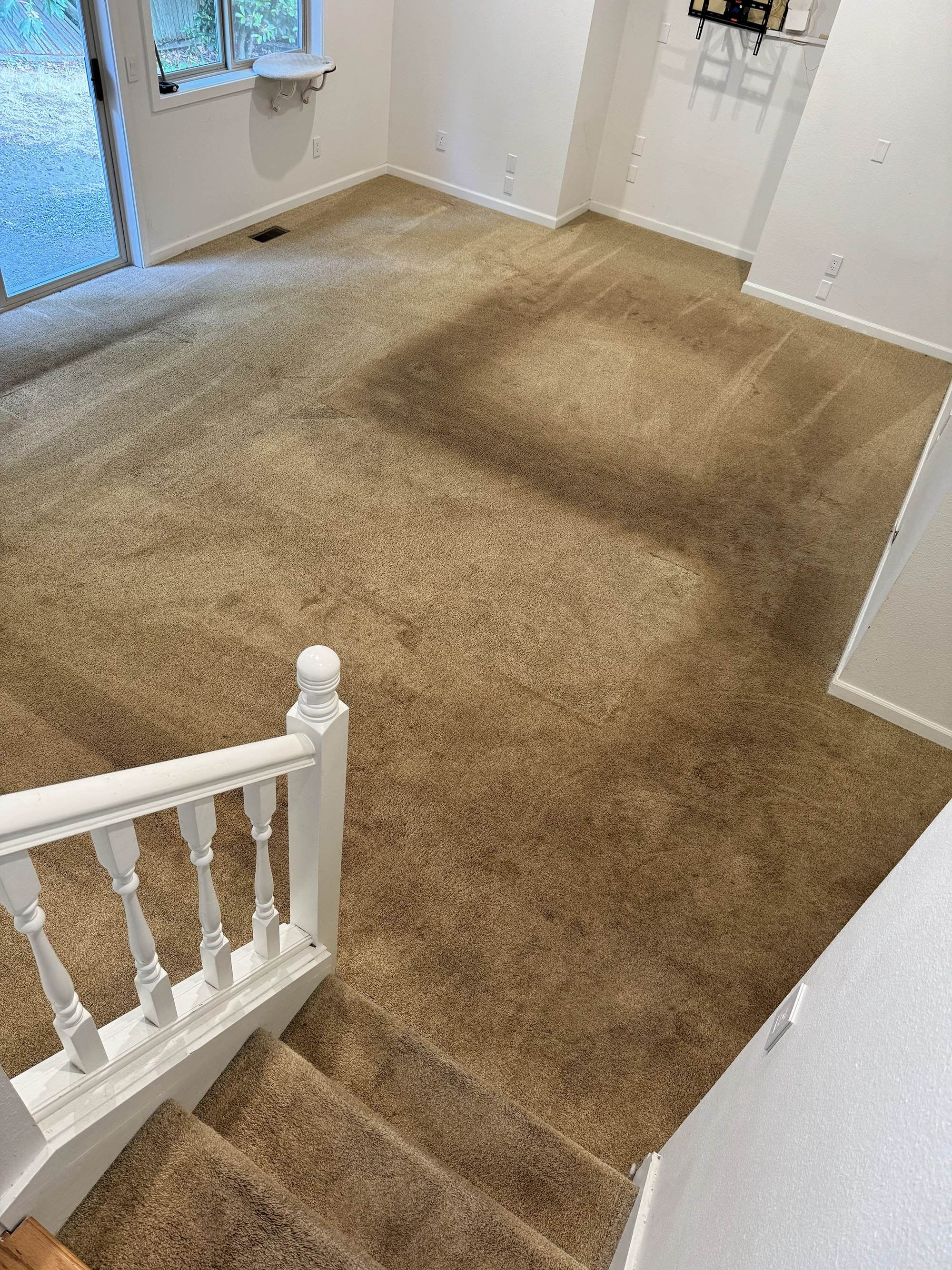 Carpeted living room before cleaning in Mukilteo